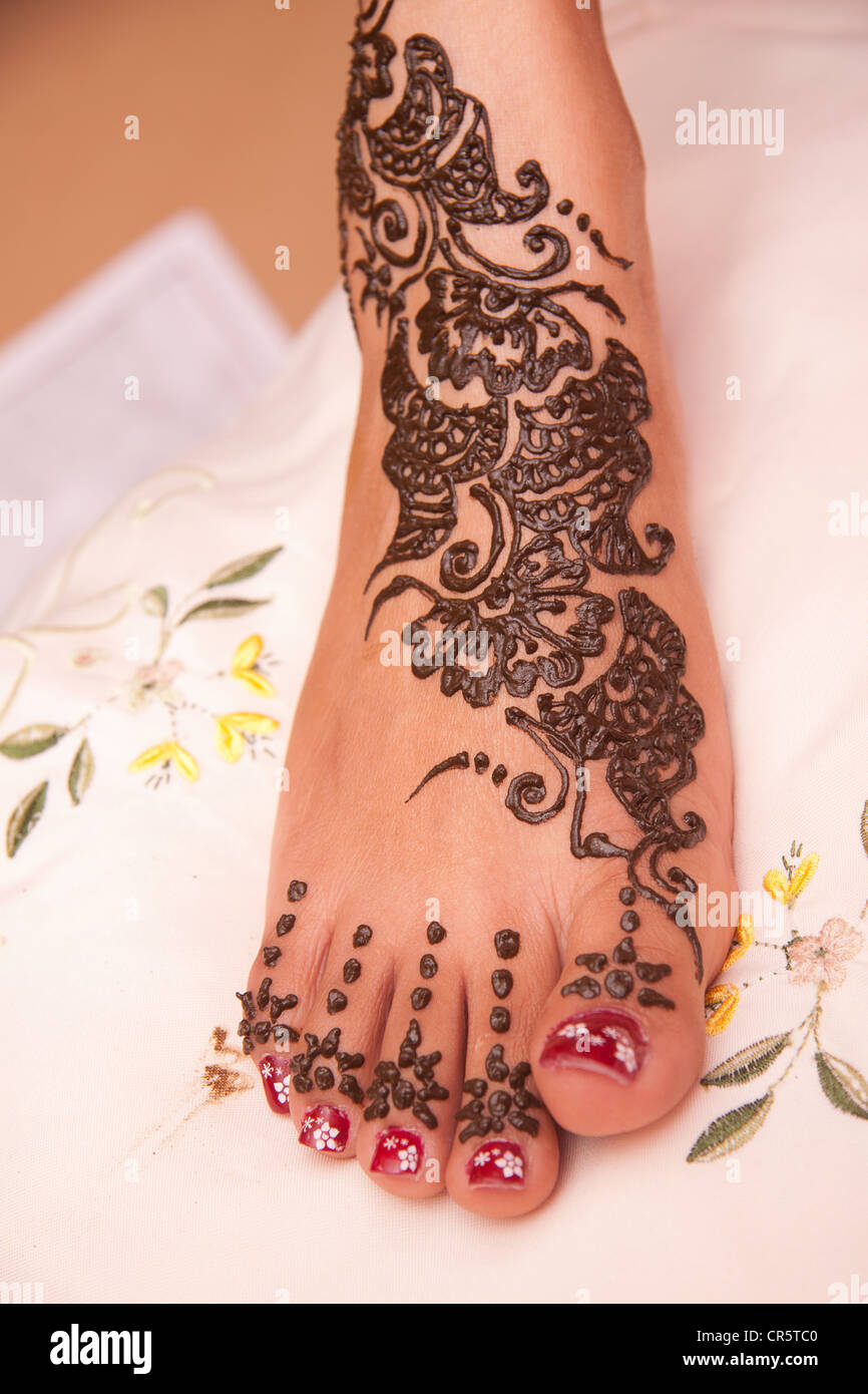 Henné traditionnel modèle sur pied de la mariée indienne Photo Stock - Alamy