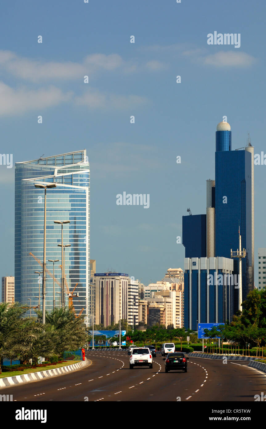 Les bâtiments de grande hauteur et d'une route à plusieurs voies dans le centre-ville d'Abu Dhabi, Émirats arabes unis, Moyen Orient Banque D'Images