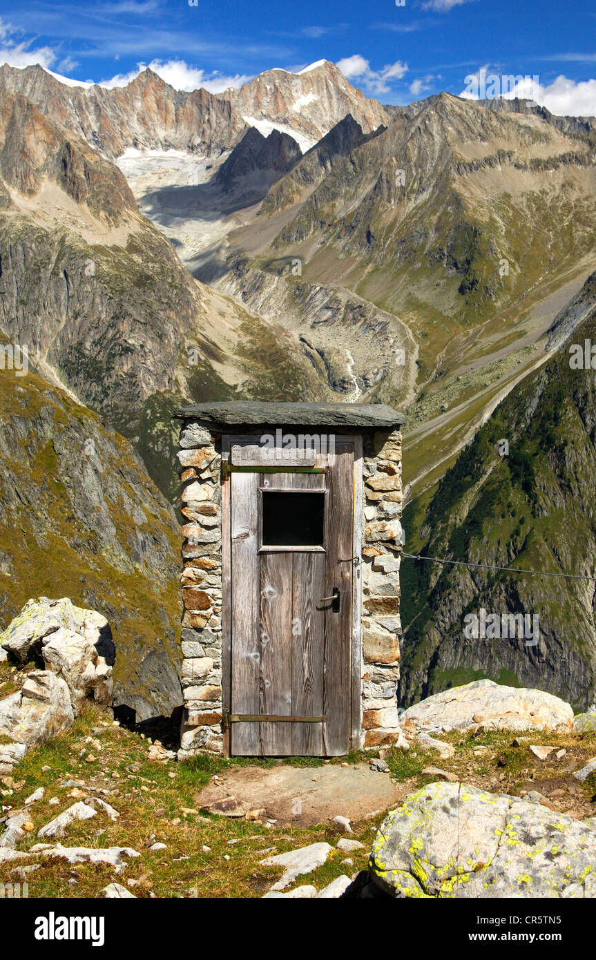 Toilettes chambre avec la meilleure vue dans les Alpes Suisses, cabane Wiwanni Ausserberg, montagne, Valais, Suisse, Europe Banque D'Images