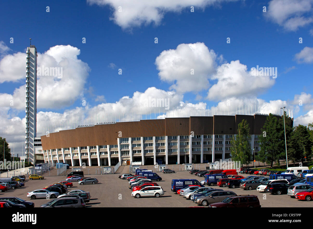Tower et Stade Olympique, au-dessus de nuages blancs, Helsinki, Finlande, Europe Banque D'Images