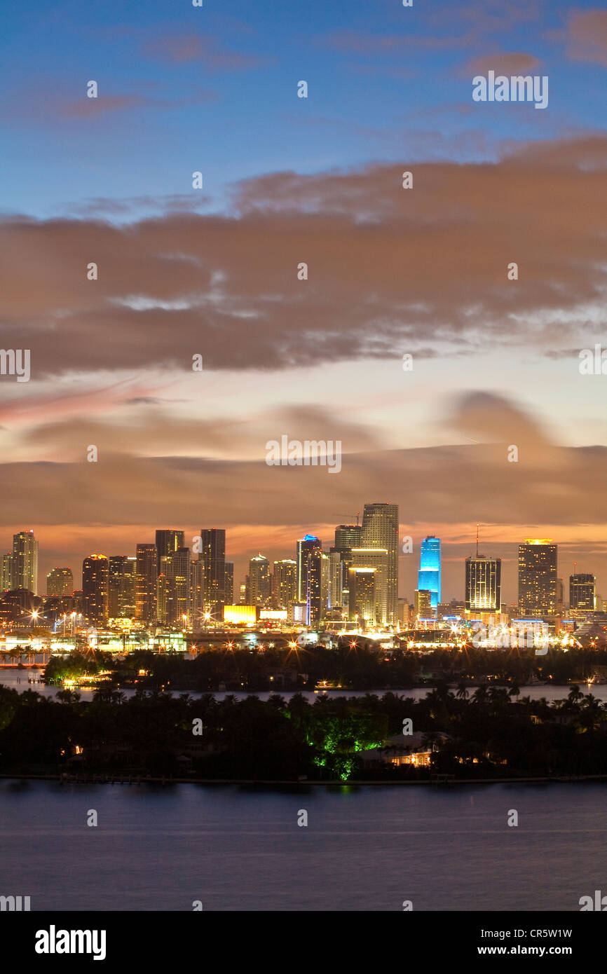 États-unis, Floride, Miami, vue de South Beach sur la baie de Biscayne et le centre-ville de Miami Banque D'Images