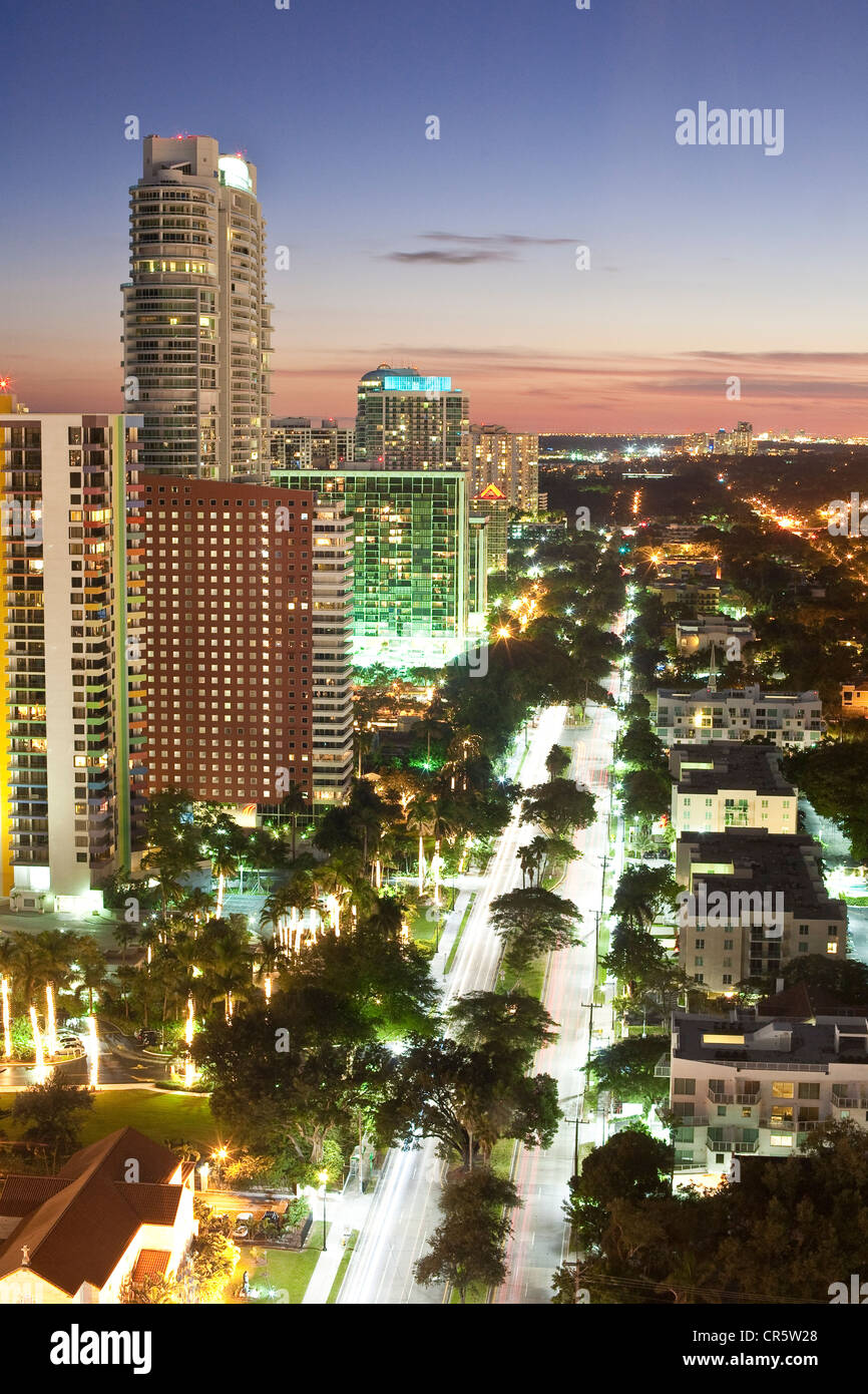 États-unis, Floride, Miami, le centre-ville, vue à partir de la saison quatre hôtels sur Brickell Avenue, à la tombée de la nuit Banque D'Images