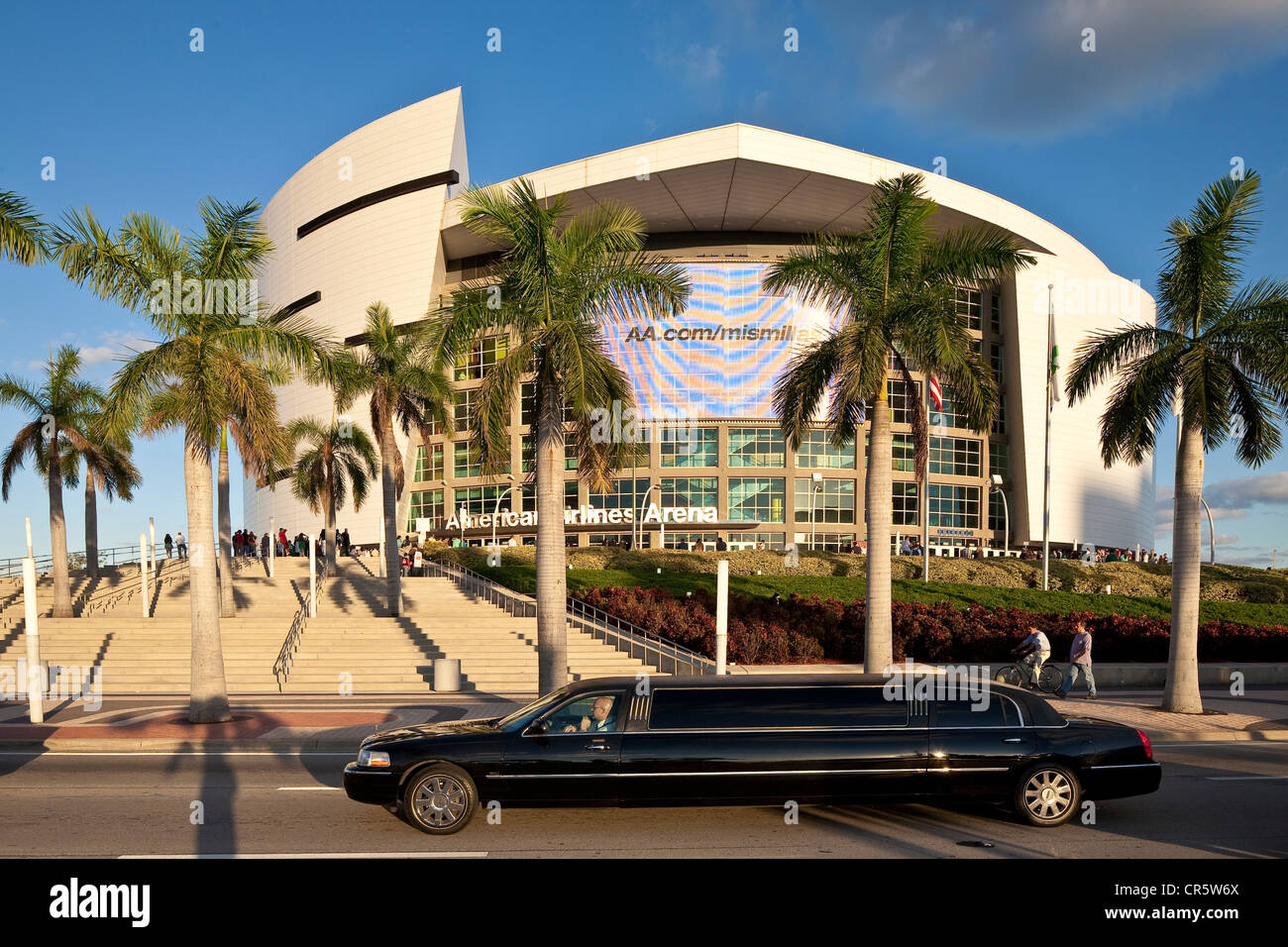 États-unis, Floride, Miami, centre-ville, l'American Airlines Arena, limousine en face du stade sportif inauguré en 1999 Banque D'Images