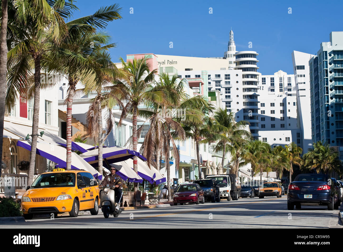 United States, Florida, Miami Beach, South Beach, le quartier Art déco, Ocean Drive, scooter et taxi Banque D'Images