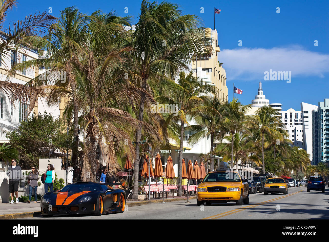 United States, Florida, Miami Beach, South Beach, le quartier Art déco, Ocean Drive, des taxis et des voitures de sport Banque D'Images