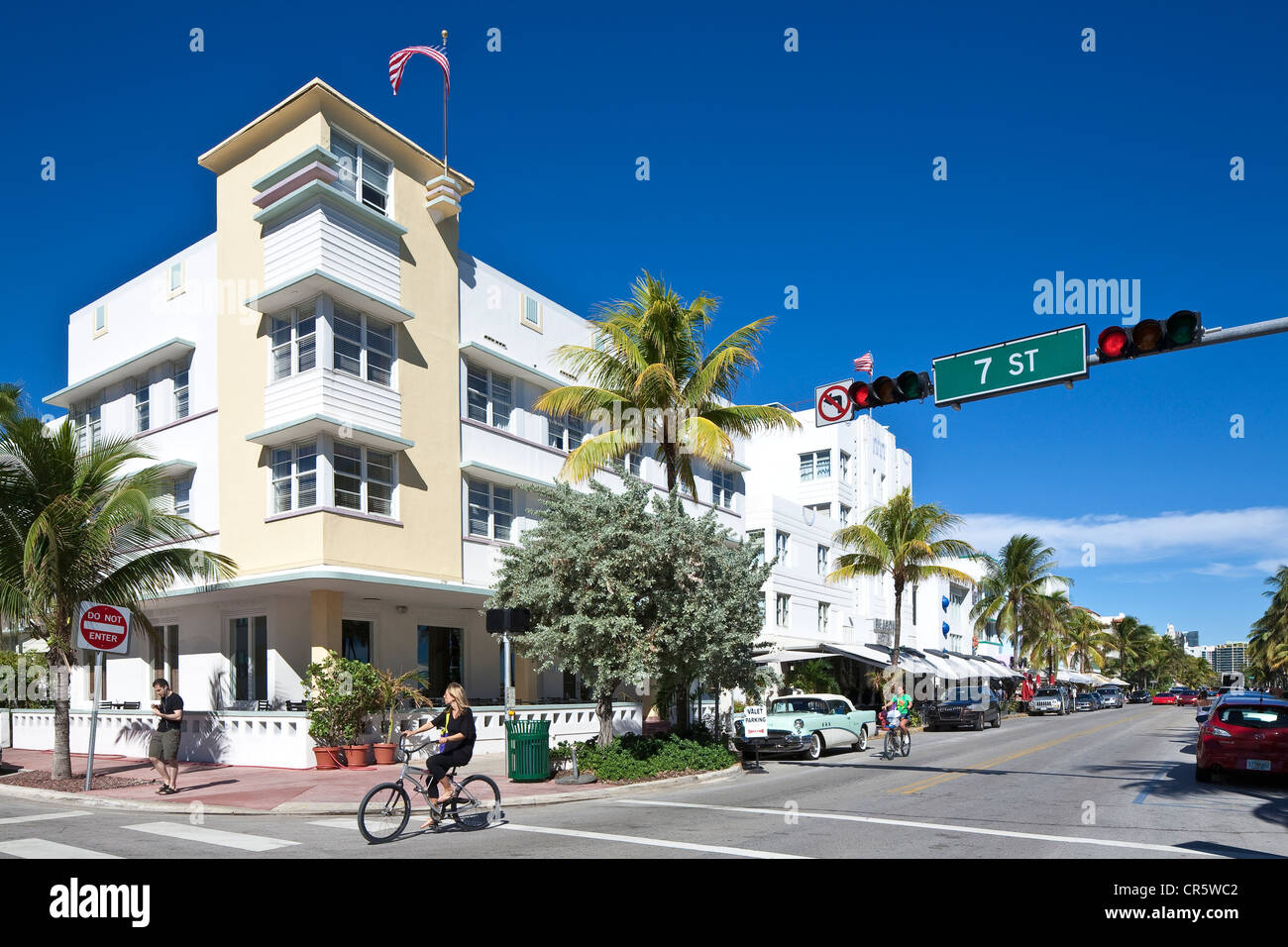 United States, Florida, Miami Beach, South Beach, le quartier Art déco, Ocean Drive au niveau de la 7e rue, les cyclistes Banque D'Images