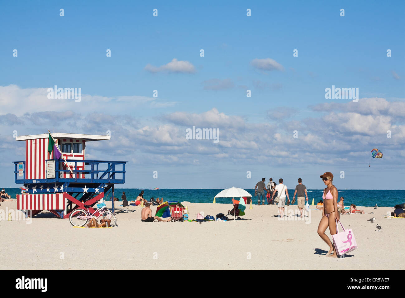 United States, Florida, Miami Beach, South Beach, épargnant de vie cabine avec les couleurs du drapeau américain sur la plage, à l' Banque D'Images