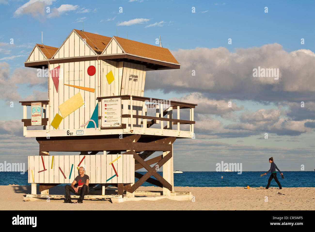 United States, Florida, Miami Beach, South Beach, cabine lifesaver sur la plage au niveau de la 6ème rue Banque D'Images