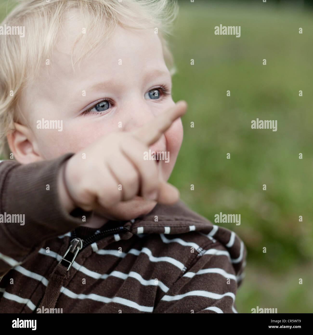 Jeune garçon (17 mois) Association à quelque chose qu'il a juste remarqué  Photo Stock - Alamy