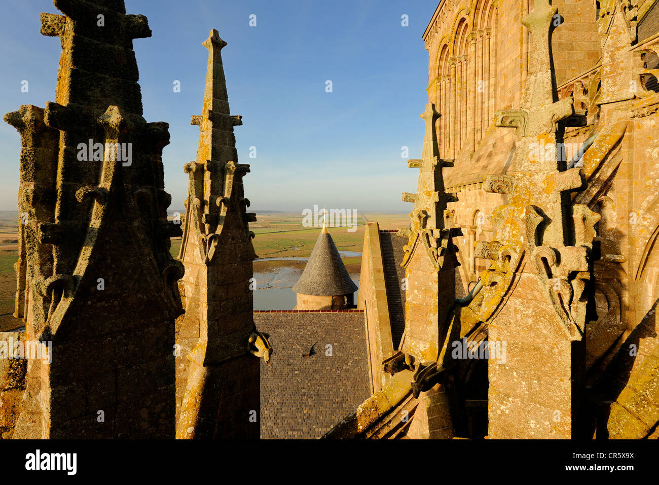 France, Manche, l'abbaye du Mont Saint Michel, Patrimoine Mondial de l'UNESCO, l'Église et la baie Banque D'Images