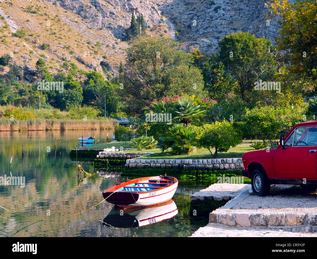 Bateaux sur la rivière Ombla ( Vodopady) près de Dubrovnik en Croatie, ville Komolac Banque D'Images