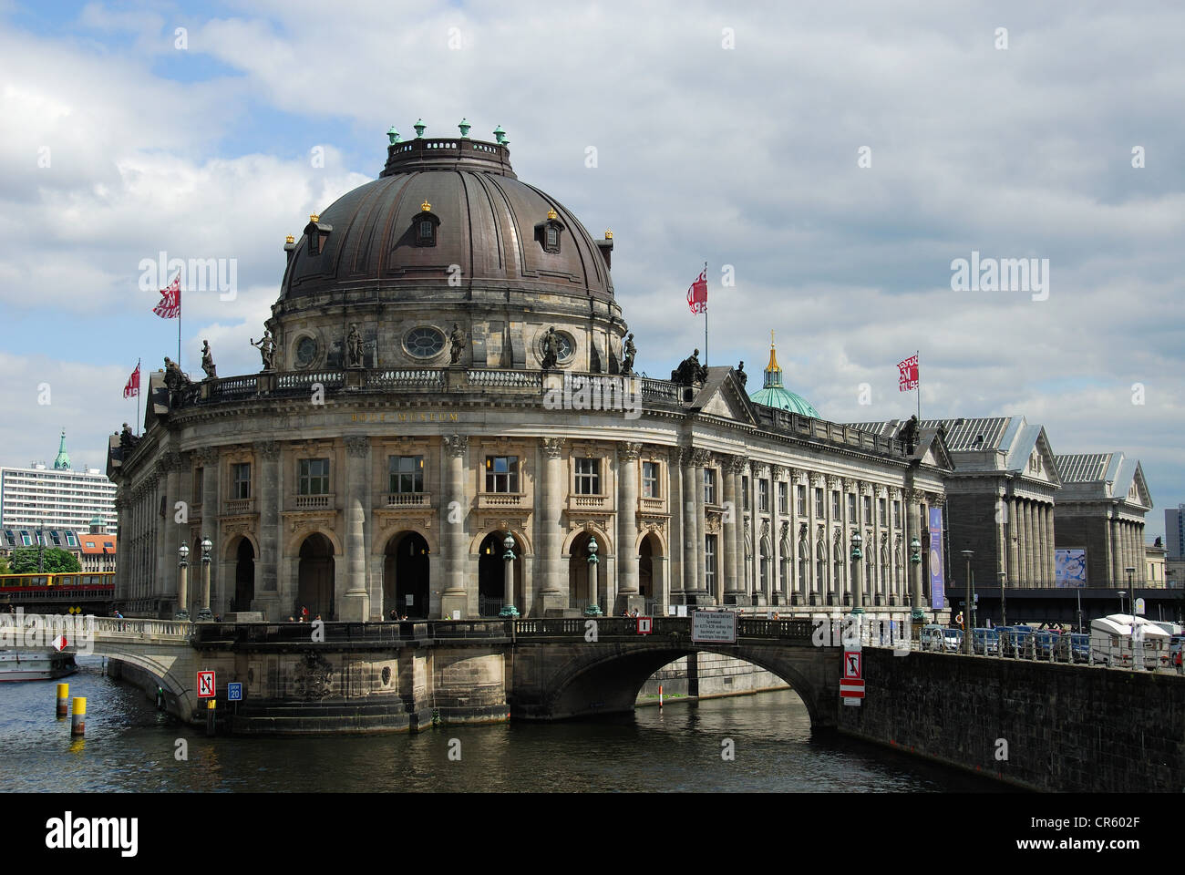 BERLIN, ALLEMAGNE. Le Bode-Museum et Pergamon-Museum sur Museumsinsel (île des musées), vue de la rivière Spree. 2012. Banque D'Images