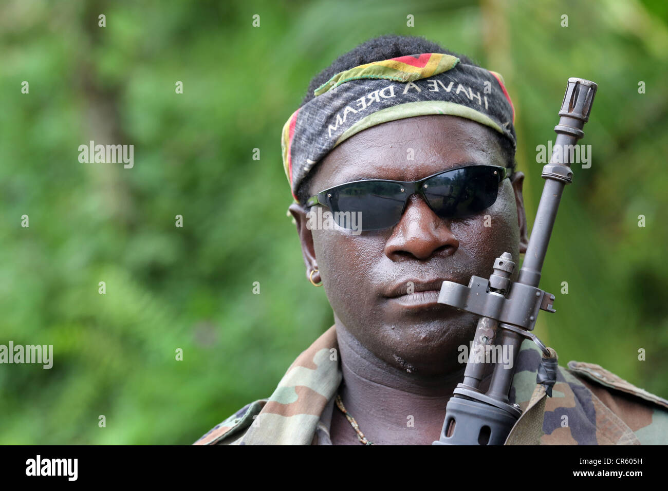 Des militants armés BRA qui gardaient la rue jusqu'à la mine de cuivre de Panguna sur l'île de la région autonome de Bougainville, PNG Banque D'Images