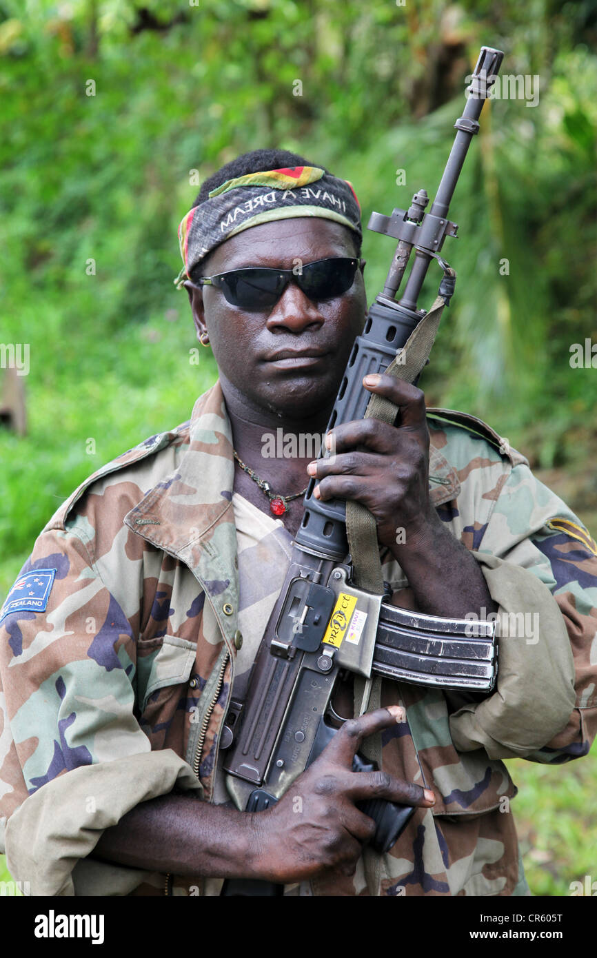 Des militants armés BRA qui gardaient la rue jusqu'à la mine de cuivre de Panguna sur l'île de la région autonome de Bougainville, PNG Banque D'Images