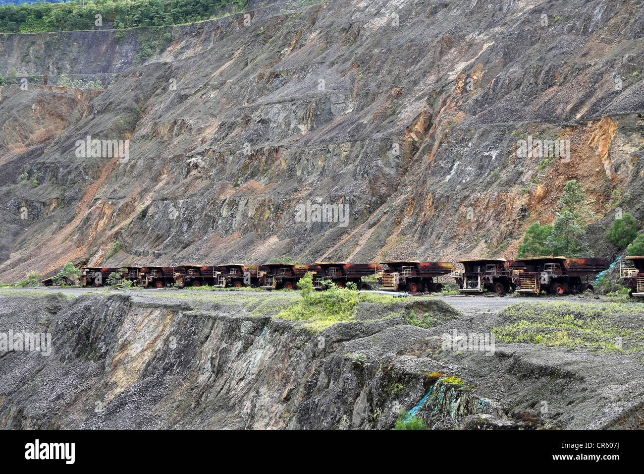 Camions dans la mine de cuivre de Panguna, fermé en 1989 en raison d'un sabotage par l'Armée révolutionnaire de Bougainville. La Papouasie-Nouvelle-Guinée Banque D'Images