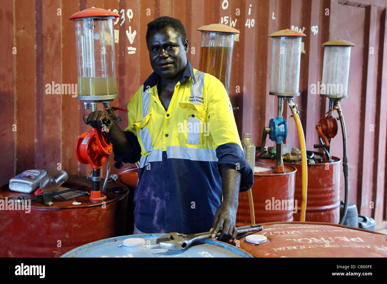 Propriétaire d'une station de carburant se trouve entre l'essence de barils, Arawa, région autonome de Bougainville, en Papouasie-Nouvelle-Guinée Banque D'Images