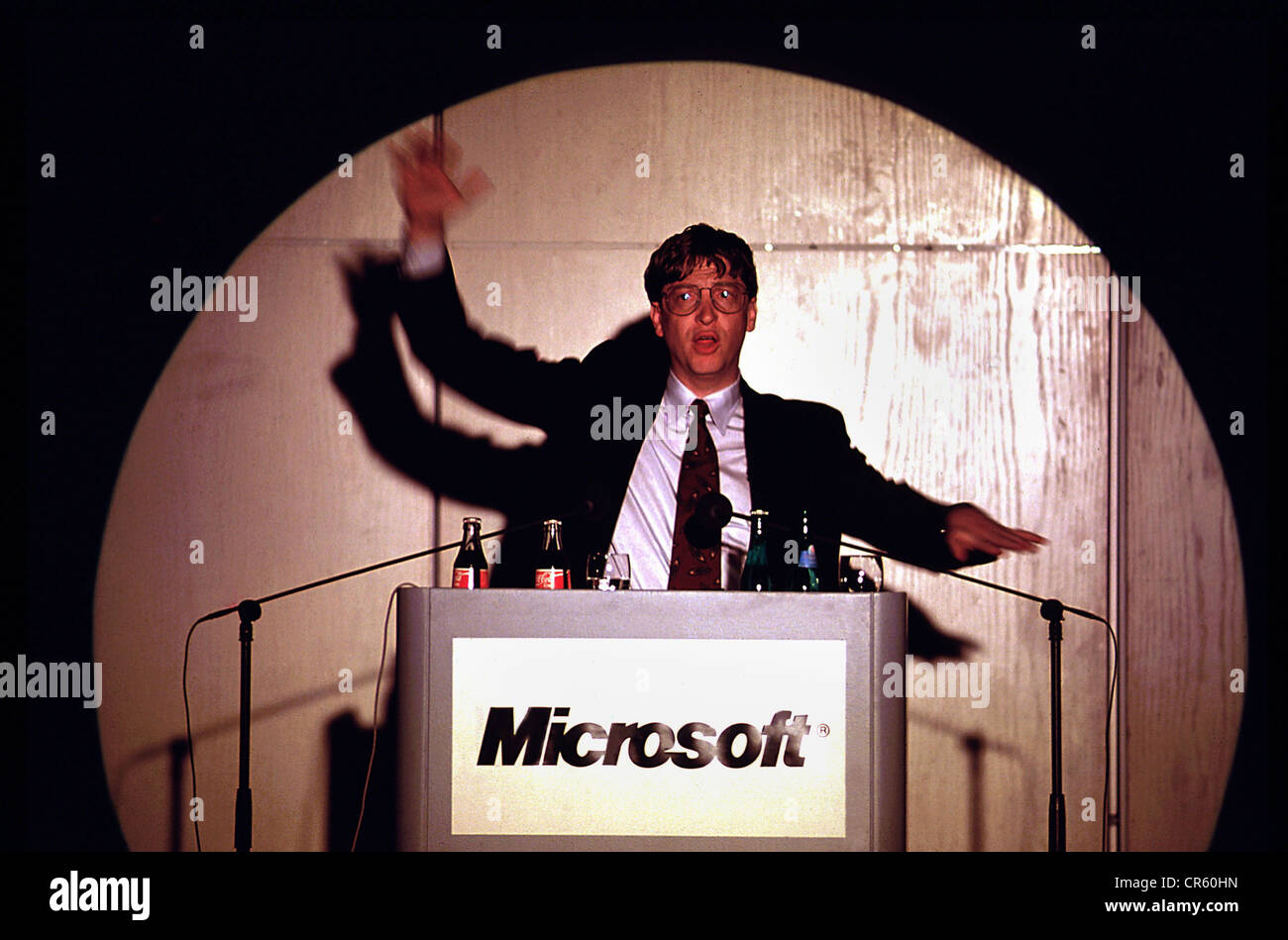Gates, Bill, *28.10.1955, homme d'affaires américain, fondateur de la société Microsoft, demi-longueur, parlant dans un hôtel, Munich, Allemagne, 30.04.1993, Banque D'Images