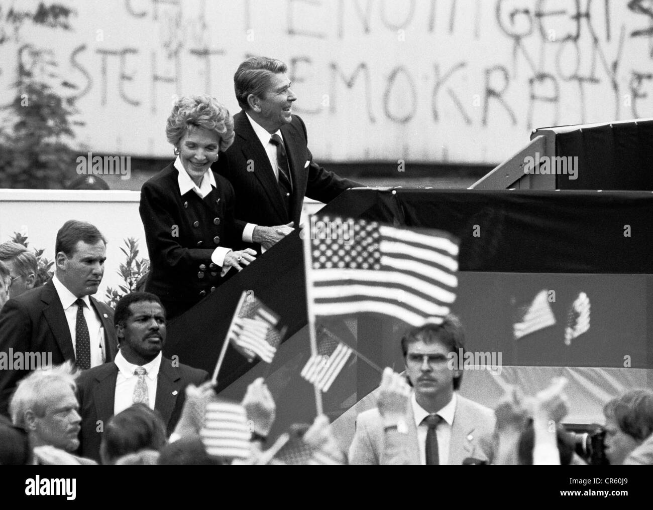 Reagan, Ronald, 6.2.1911 - 5.6.2004, acteur et politicien américain (républicain), président des États-Unis, demi-longueur, avec sa femme Nancy, debout à la porte de Brandebourg, Berlin, Allemagne, 12.6.1987, Banque D'Images