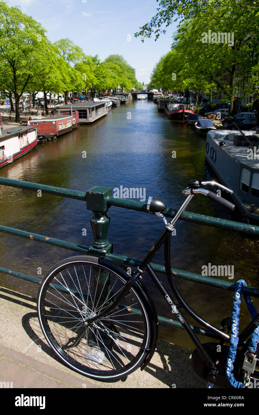 Moto garée sur un pont à Amsterdam Banque D'Images