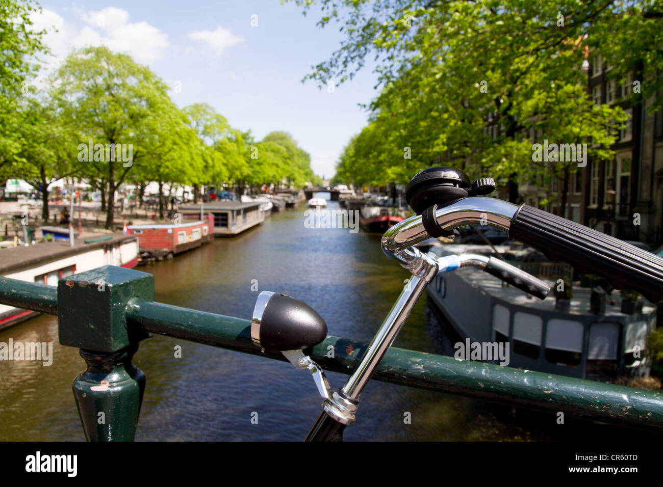 Un vélo garé sur un pont à Amsterdam Banque D'Images