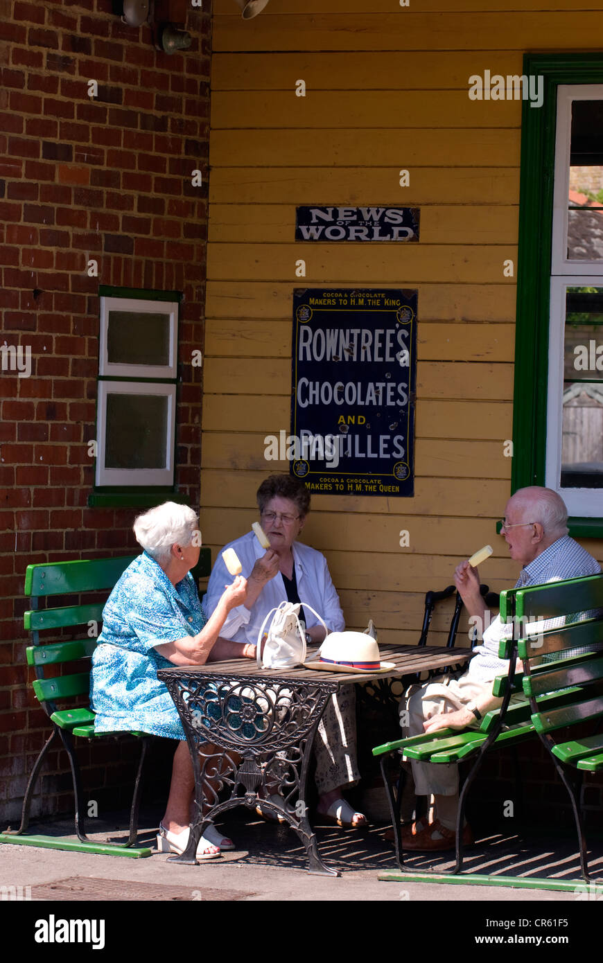 Les personnes âgées bénéficiant des glaces au café de la gare de Newcastle, cresson, alresford, Hampshire, Royaume-Uni. Banque D'Images