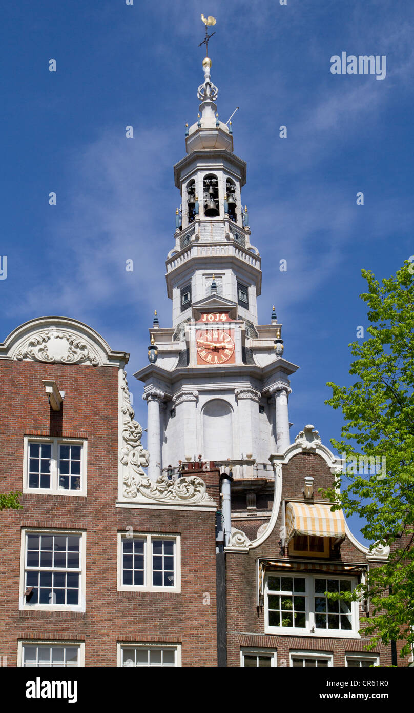 Canal traditionnelles maisons et clocher de l'église dans le centre d'Amsterdam Banque D'Images