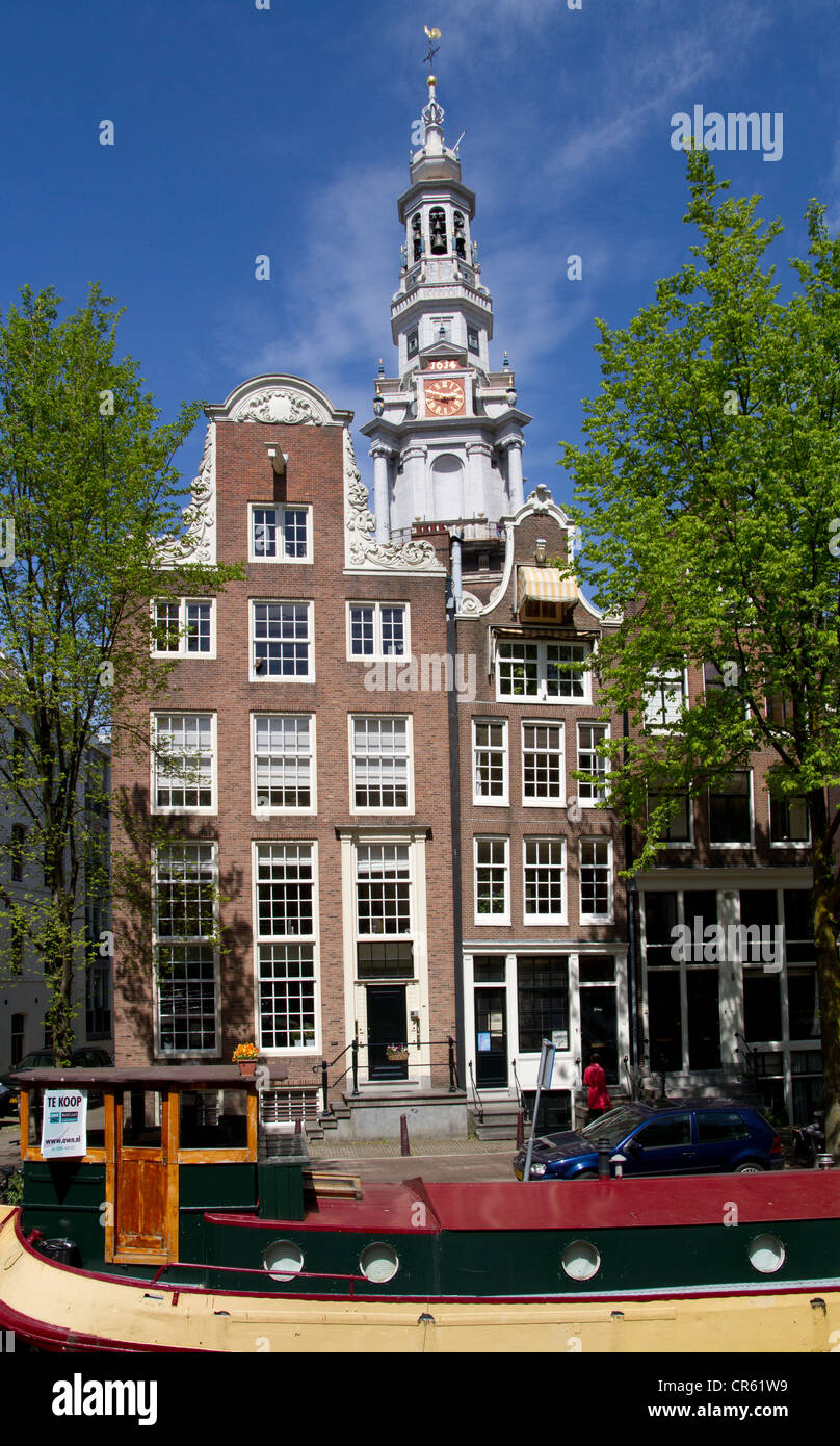 Canal traditionnelles maisons et clocher de l'église dans le centre d'Amsterdam Banque D'Images