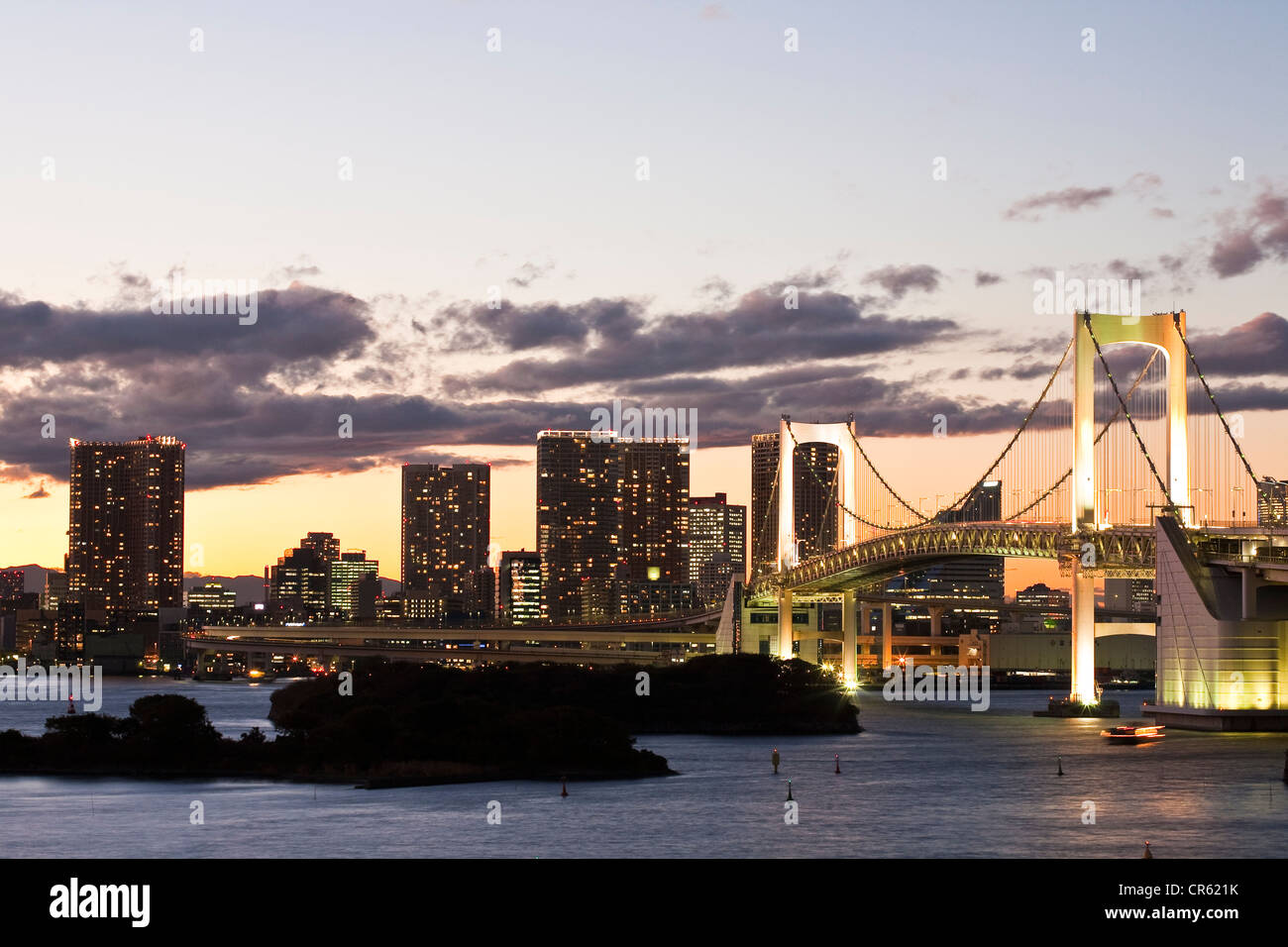 L'île de Honshu, Japon, Tokyo, Tokyo Bay, pont en arc-en-ciel vue depuis l'île artificielle d'Odaiba Banque D'Images