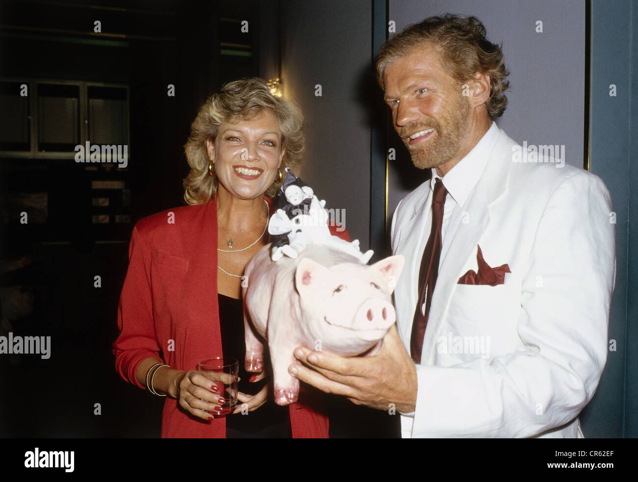 Harmstorf, Raimund, 7.10.1940 - 3.5.1988, acteur allemand, demi-longueur avec Franziska Bonnen lors de la première du jeu 'Wer mit Wem', Munich, Kleine Komödie am Max II, 4.7.1987, Banque D'Images