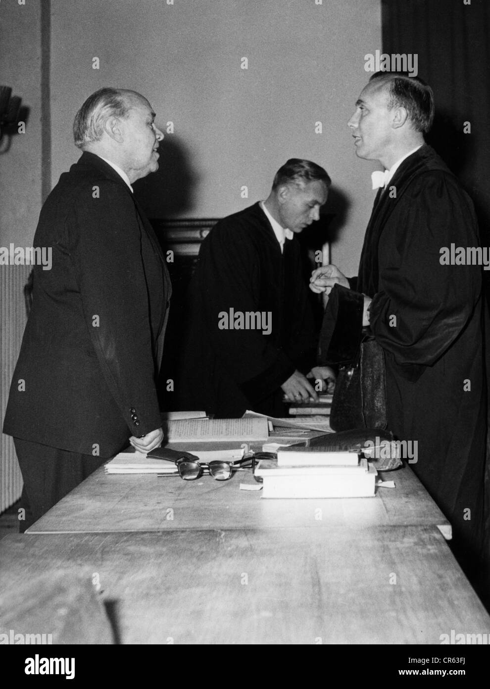 Kesselring, Albert 30.11.1885 - 16.7.1960, général allemand, expert au procès pour crimes de guerre de Penzberg, Ausgburg, 23.11.1953, avocat Dr. Markert, , Banque D'Images