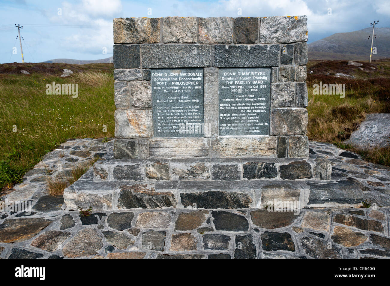 Mémorial à l'oncle et neveu bardes Donald Macintyre et Donald John MacDonald sur South Uist, en Écosse. Banque D'Images