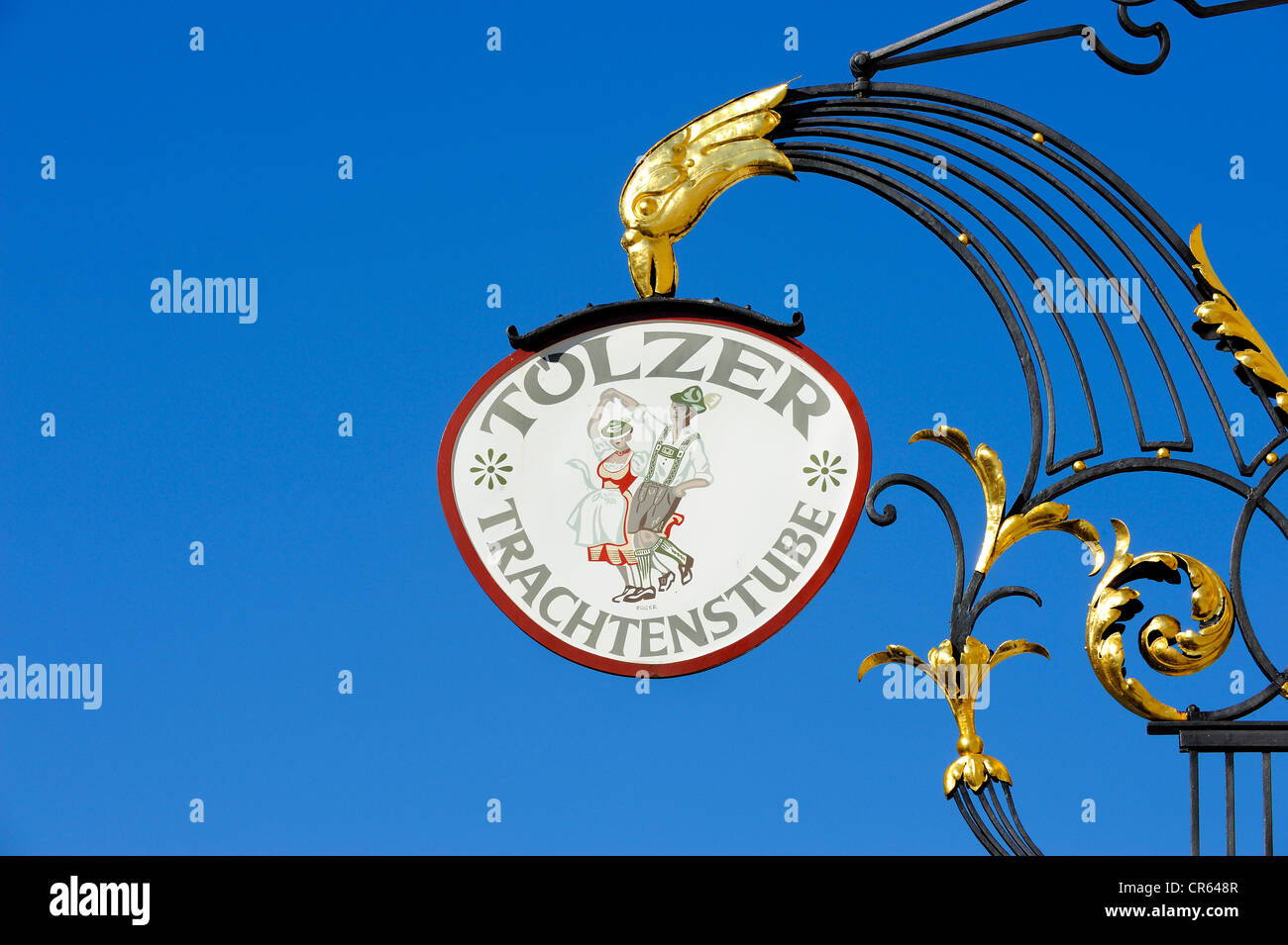 Hanging signe de Toelzer Trachtenstube, une auberge sur Marktstrasse, la rue du marché de Bad Toelz, Haute-Bavière, Bavière Banque D'Images