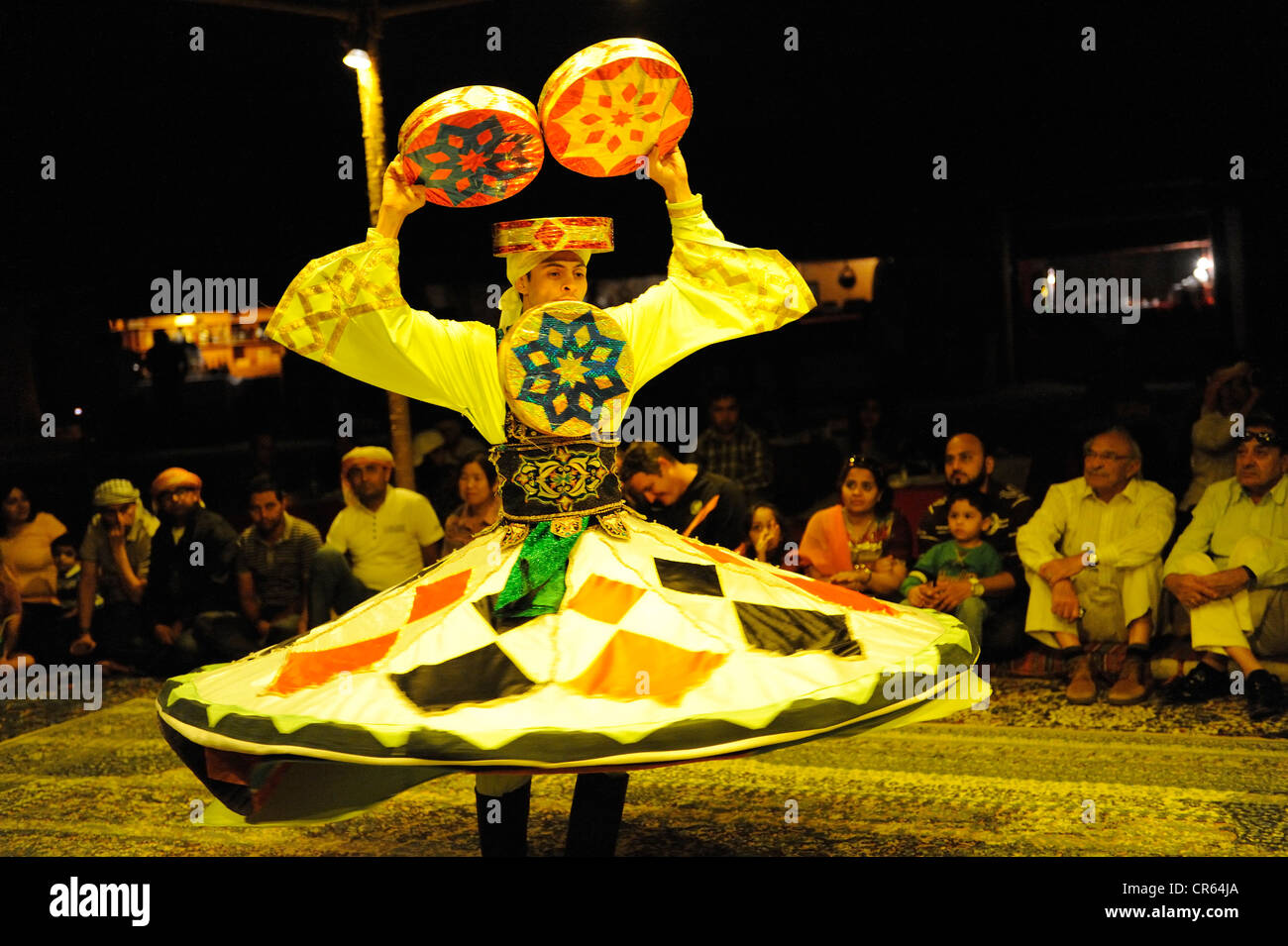 Danse folklorique dans un camp dans le désert, Dubaï, Émirats arabes unis, l'Arabie, à l'Est, Moyen Orient Banque D'Images