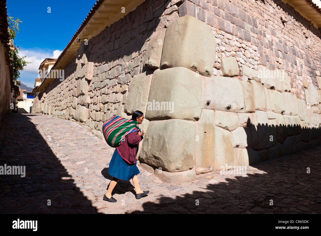 Le Pérou, Cuzco Cuzco, Province, UNESCO World Heritage, Calle Hatun Rumiyoc Indiens Quechua, en face d'un mur Inca d'une demeure Banque D'Images