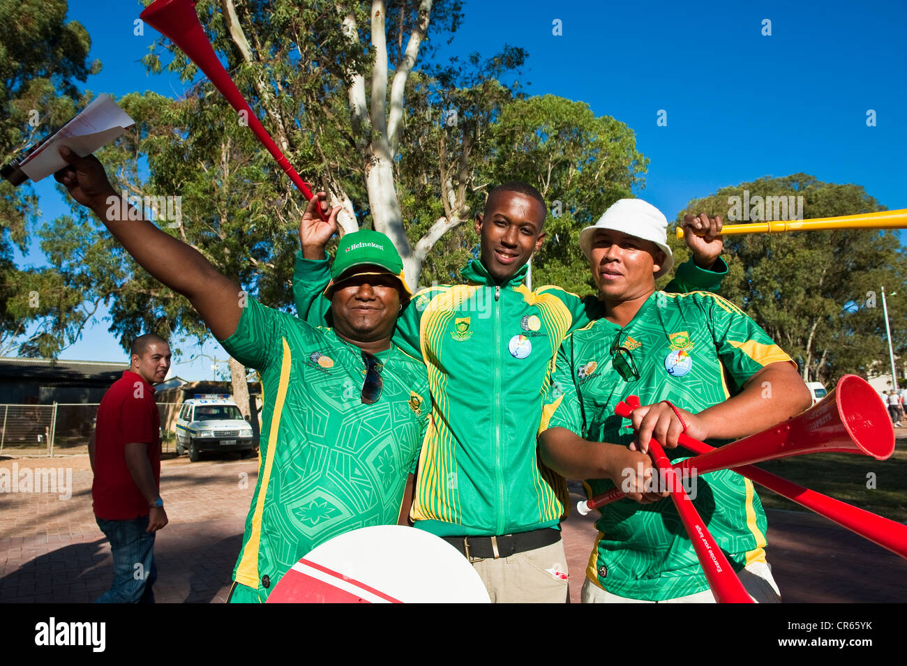 L'Afrique du Sud, Western Cape, Cape Town, les fans de football qui sort du stade Banque D'Images