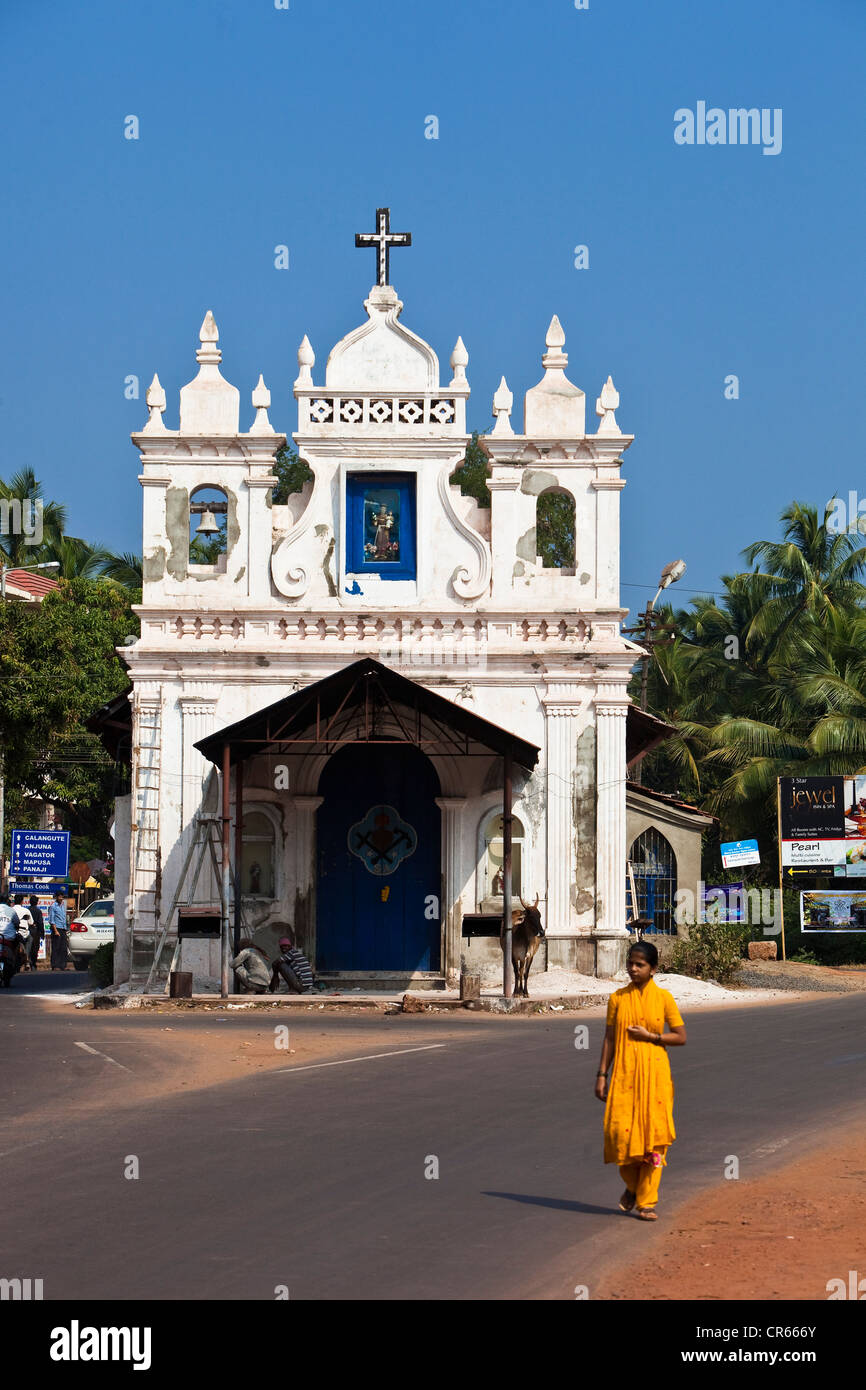 L'Inde, Goa State, Calangute, Église catholique au milieu de la route Banque D'Images