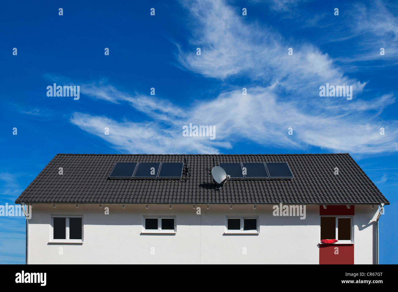 Immeuble résidentiel avec des panneaux solaires pour le chauffage de l'eau sur le toit, de la chaleur solaire, quartier Kreis Rhin-erft Banque D'Images