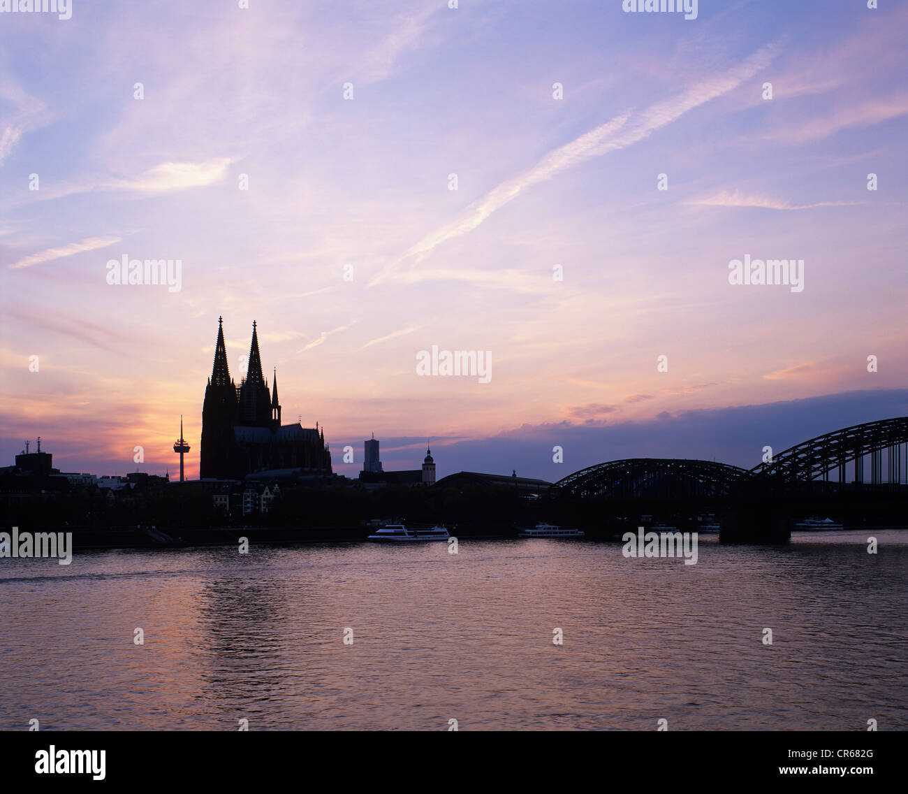 La cathédrale de Cologne, Koelner Dom, silhouette avec Bruecke Deutzer bridge at Dusk, Cologne, Rhénanie du Nord-Westphalie, Allemagne, Europe Banque D'Images