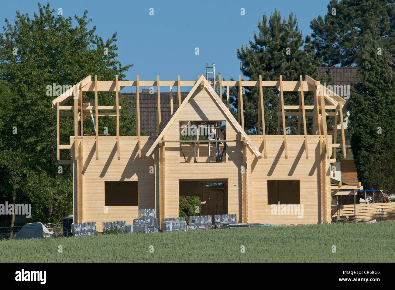 Nouvelle construction, maison en bois, le toit en construction, PublicGround Banque D'Images