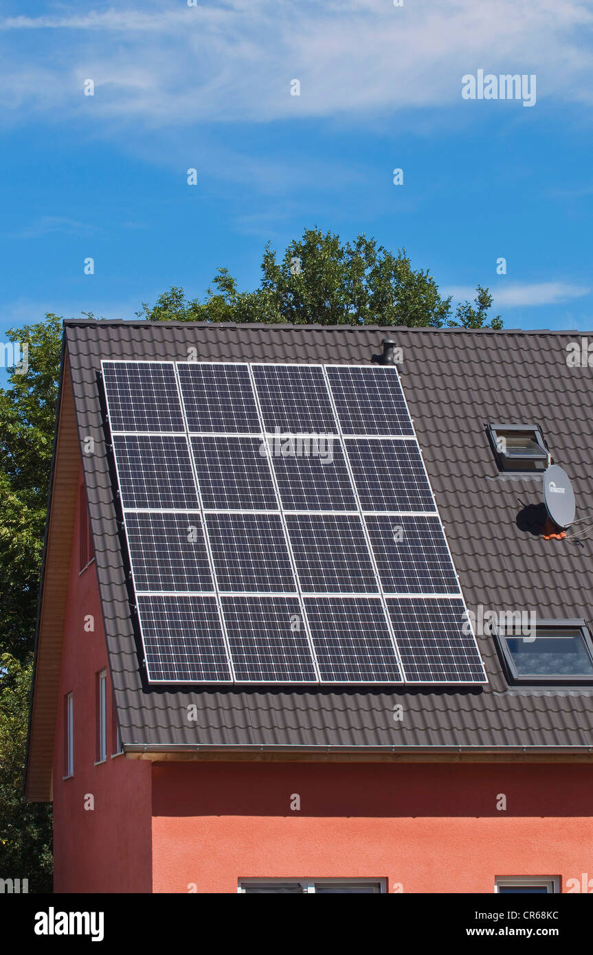 Des panneaux solaires sur le toit d'une maison d'habitation, PublicGround Banque D'Images