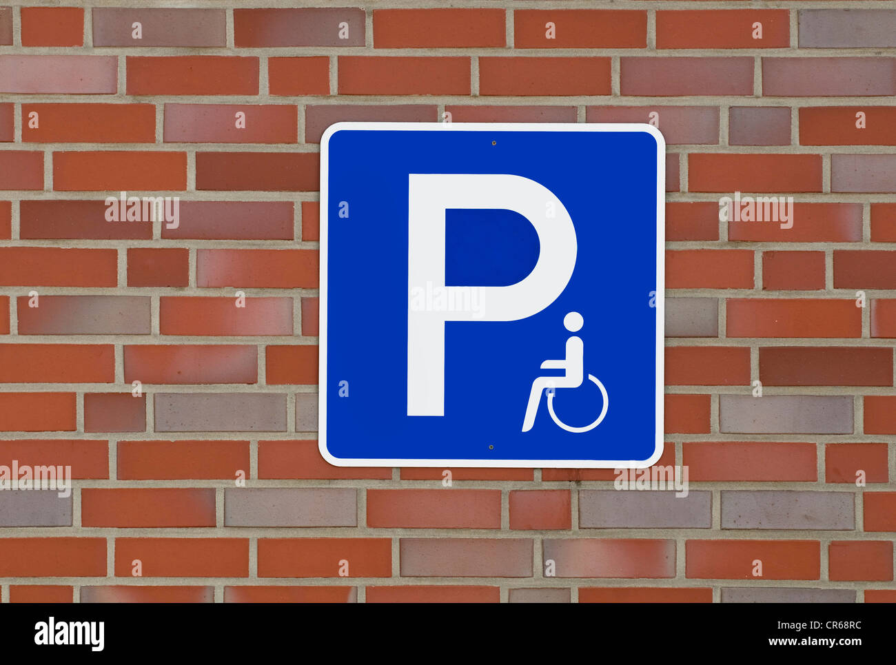 Signer avec pictogramme sur mur de brique : mobilité parking gratuit Banque D'Images