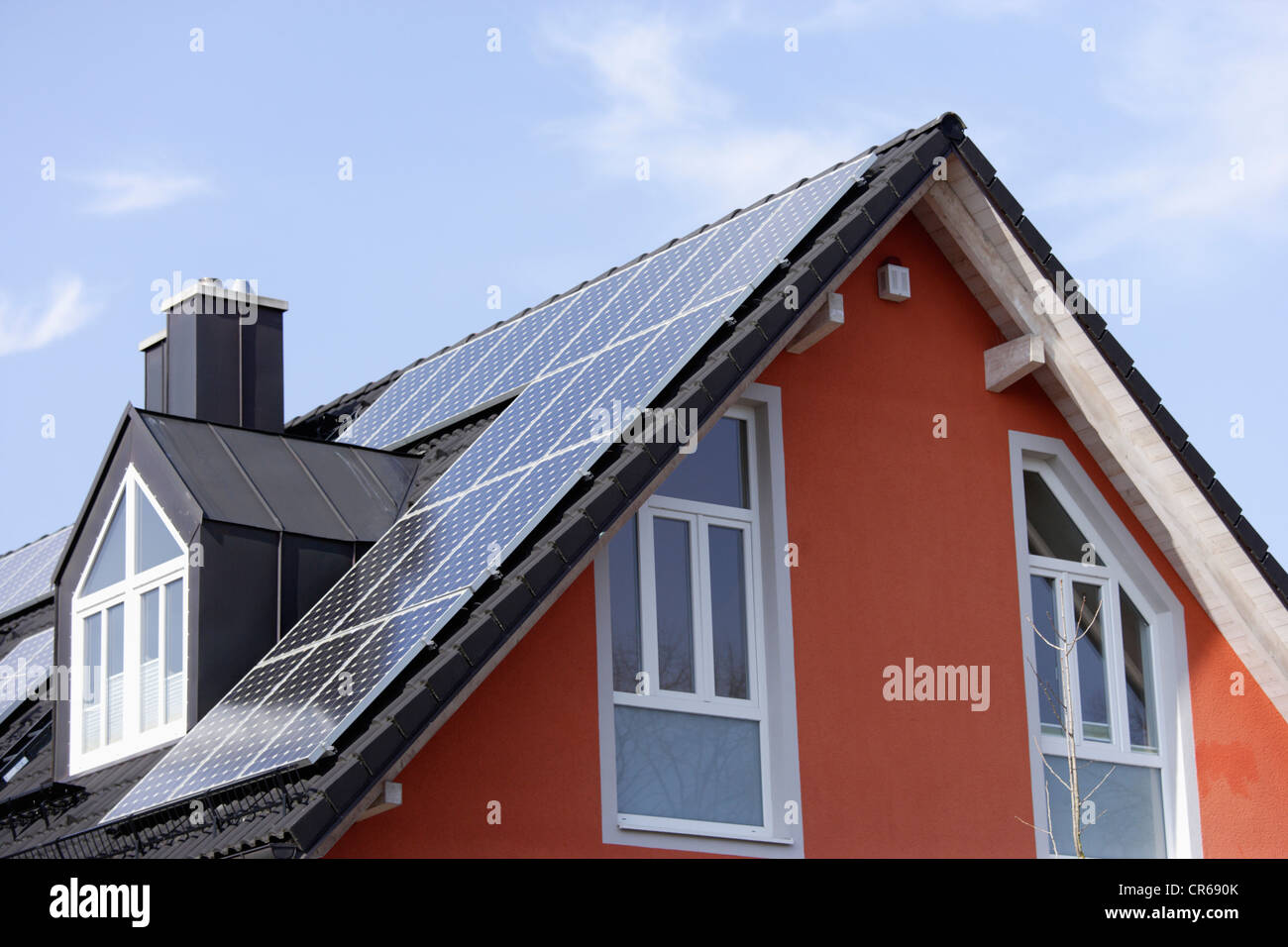 L'Europe, l'Allemagne, Bavaria, Munich, Solar Panels on roof Banque D'Images