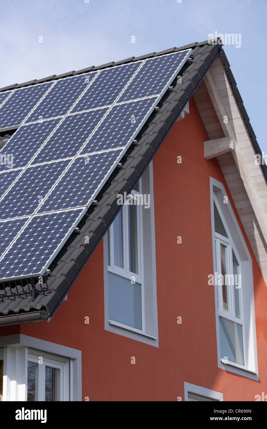 L'Europe, l'Allemagne, Bavaria, Munich, Solar Panels on roof Banque D'Images