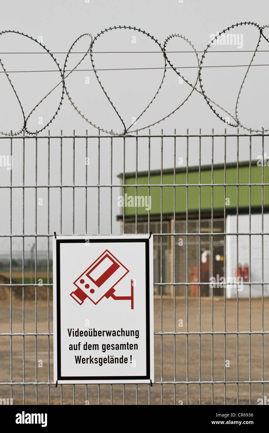 Signer sur une clôture de barbelés, Videoueberwachung auf dem gesamten Werksgelaende allemand, pour la vidéo surveillance tout au long de la Banque D'Images