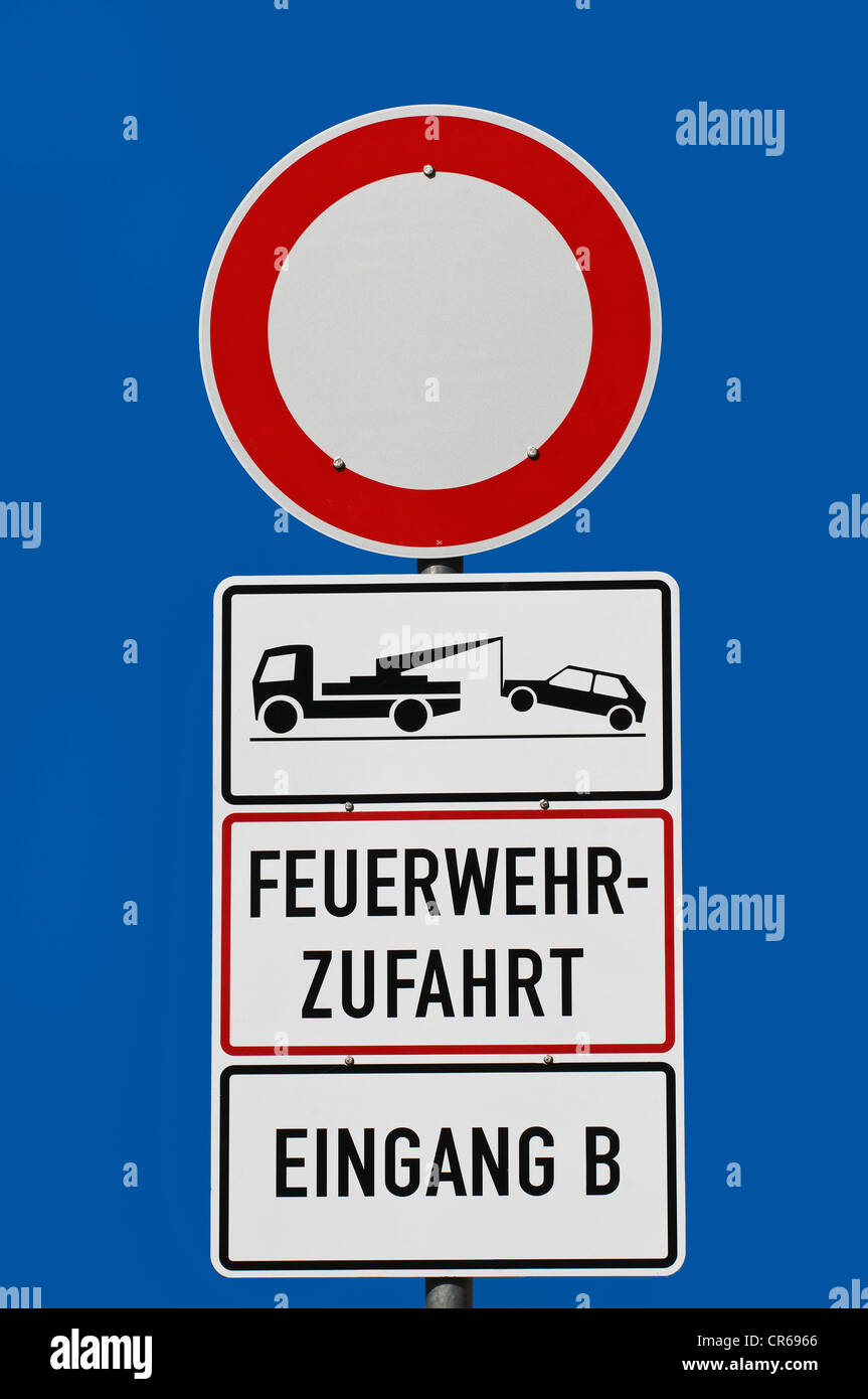 Signe d'interdiction interdiction, pour les véhicules de tous genre, Feuerwehrzufahrt Eingang B, Allemand pour l'accès au moteur d'incendie, entrée B Banque D'Images