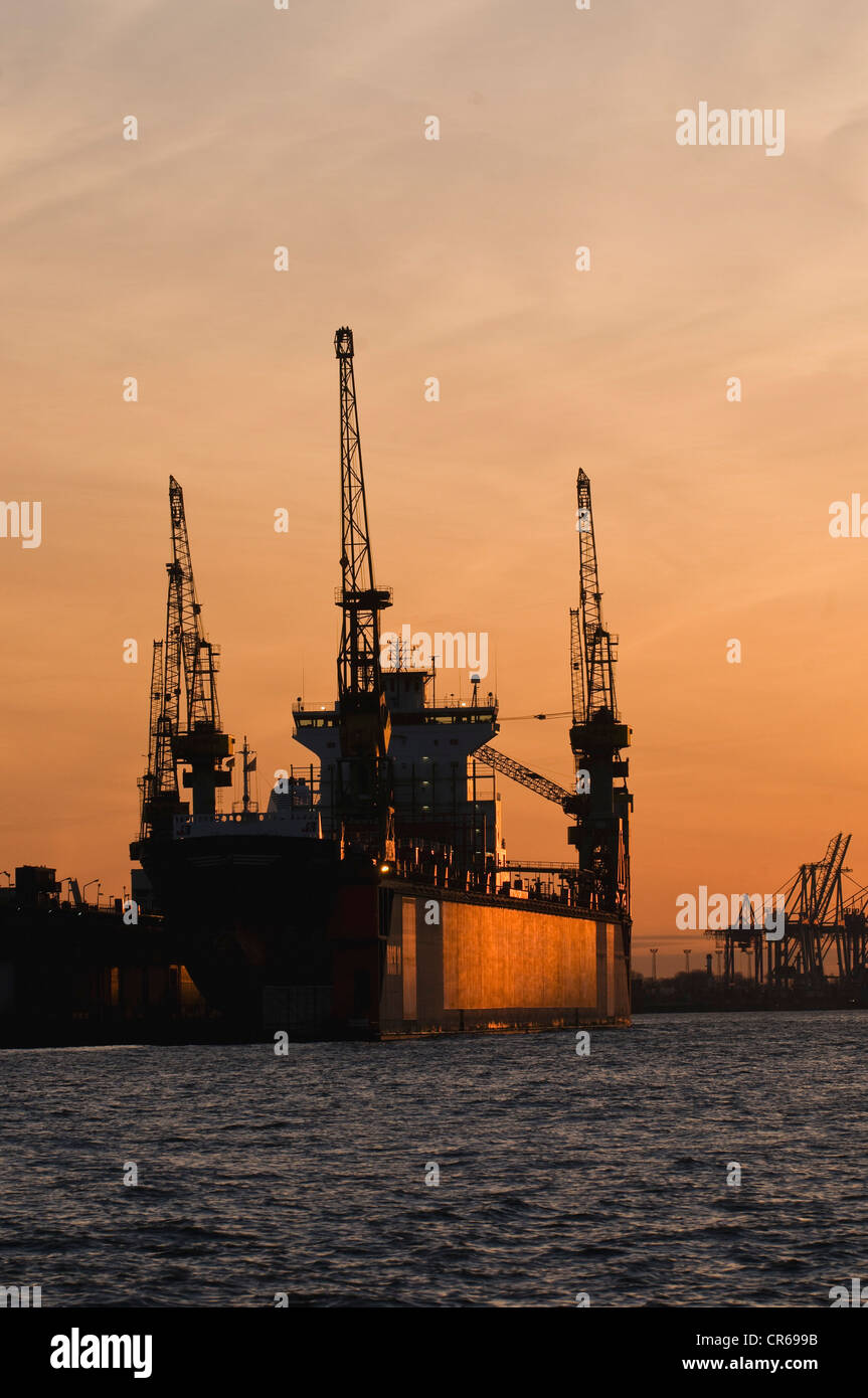 Navire dans un dock, l'humeur du soir, port de Hambourg, l'Elbe, Hambourg, Allemagne, Europe Banque D'Images