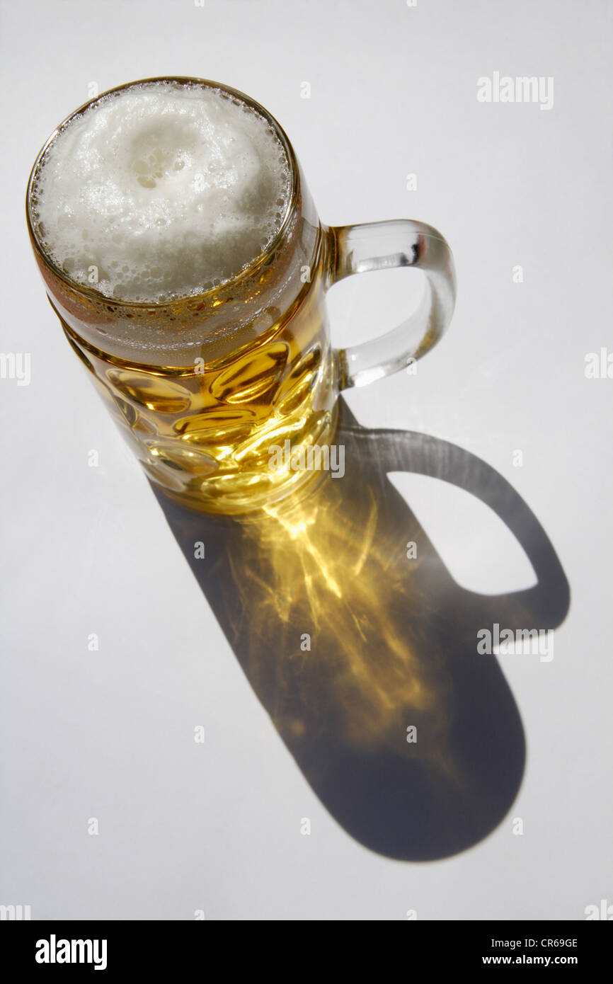 Beer mug sur fond blanc, Close up Banque D'Images