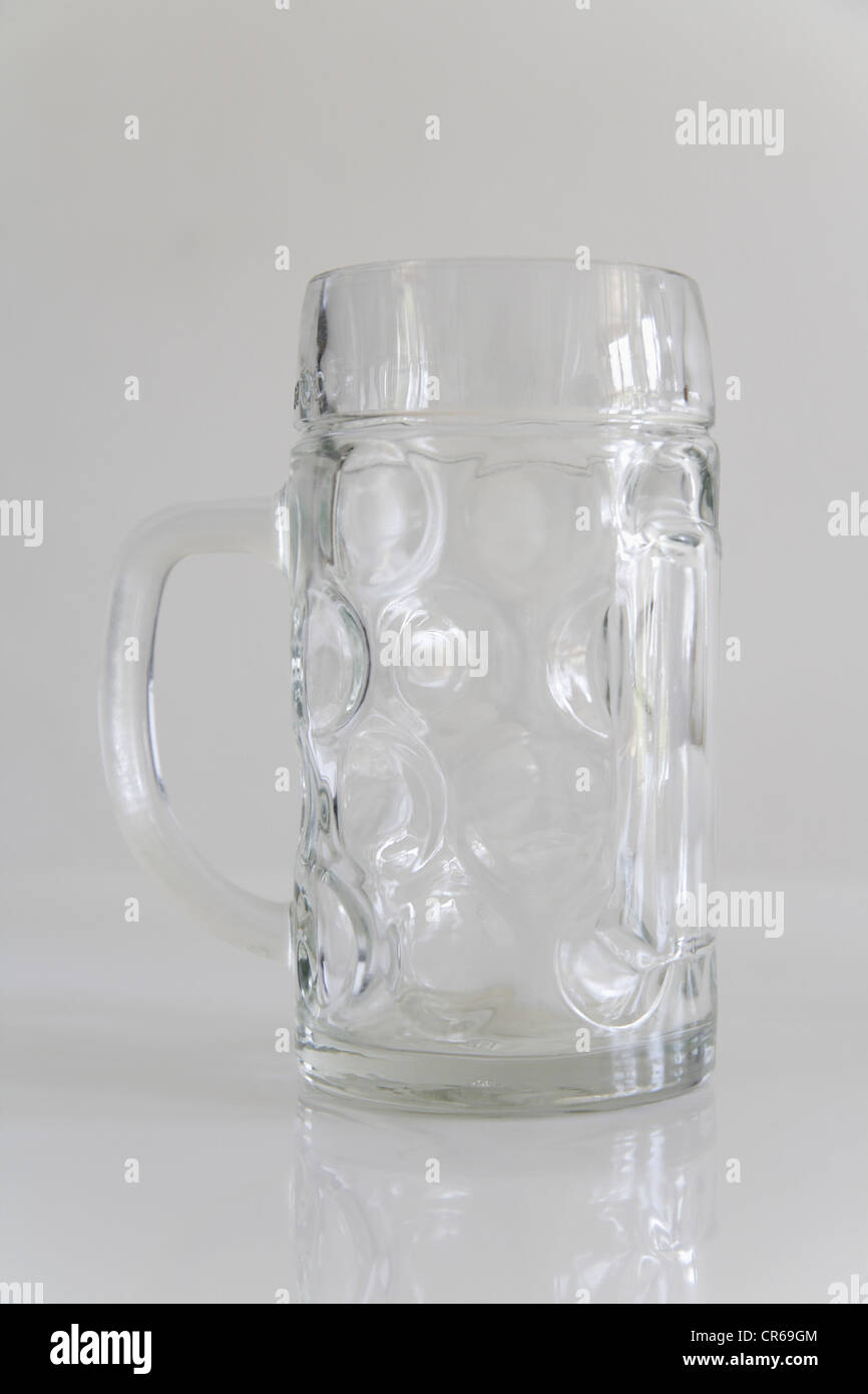 Tasse de bière vides sur fond blanc, Close up Banque D'Images