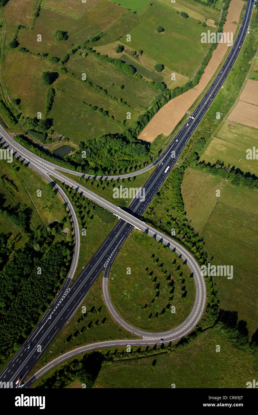 France, Haute Garonne, cloverleaf intersection de l'autoroute A64 près de Saint Gaudens (vue aérienne) Banque D'Images