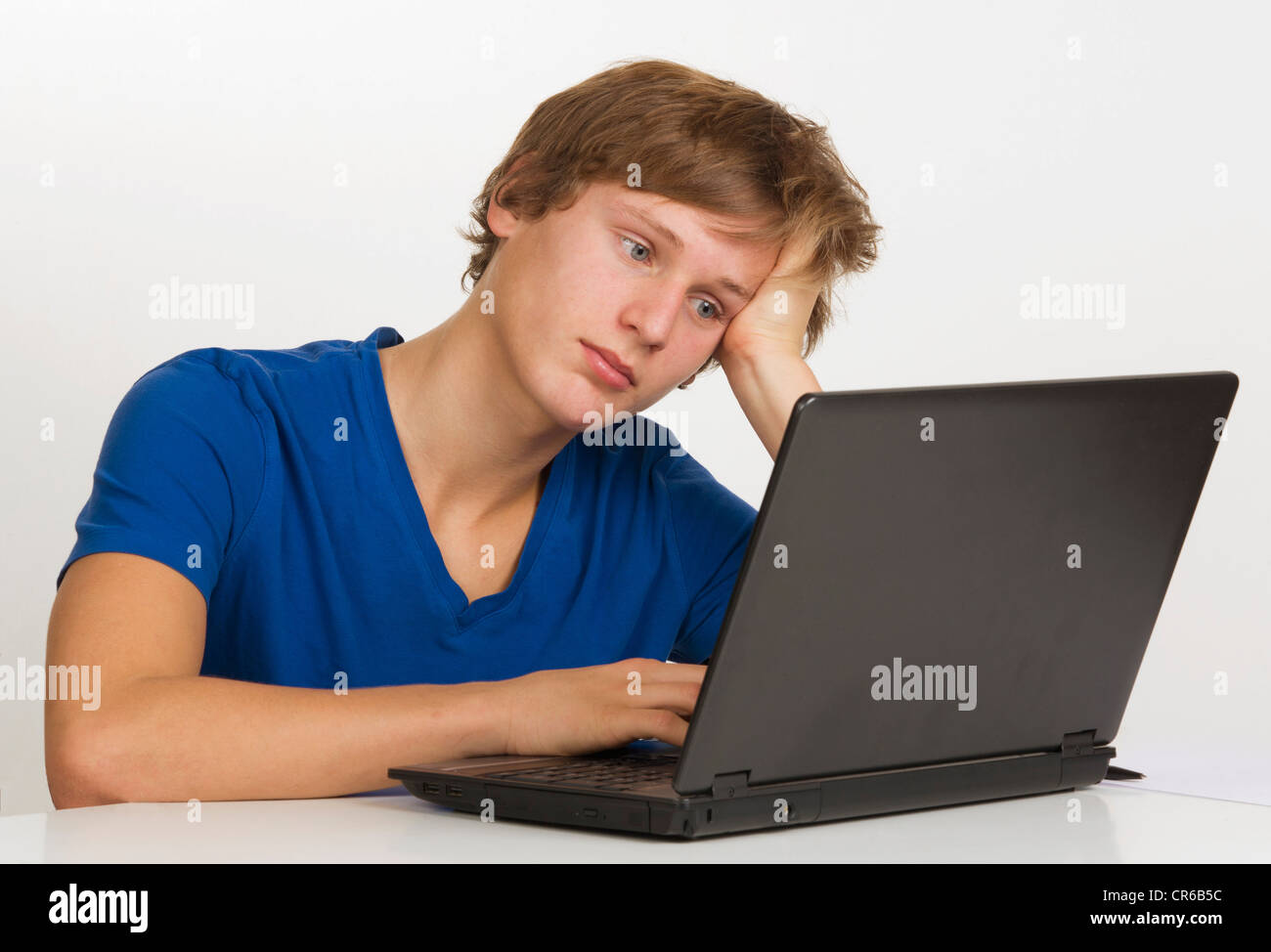 Teenage boy using laptop Banque D'Images